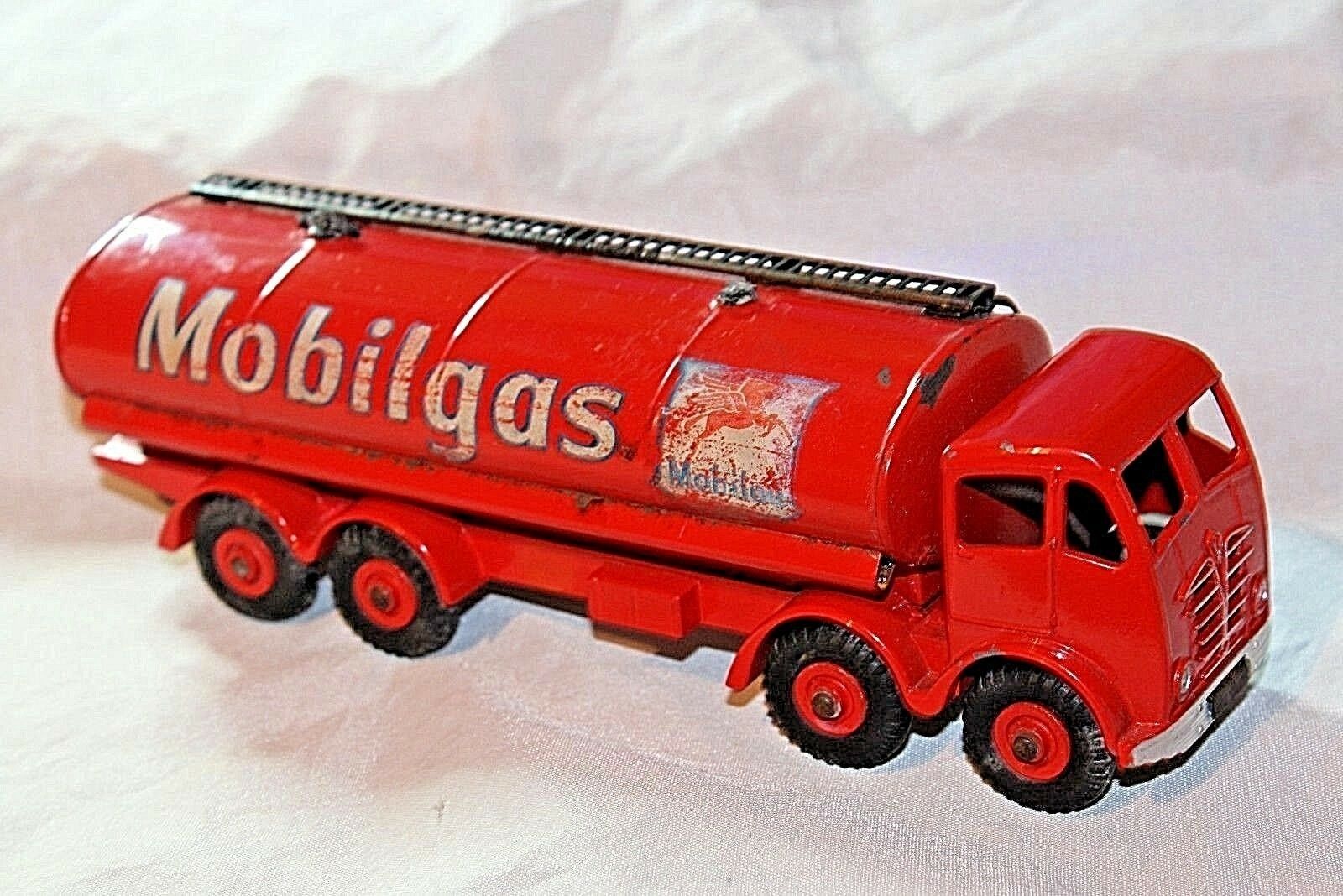 Dinky #941 Foden 14 ton Tanker (Mobilgas), Good Condition | DB Collectables