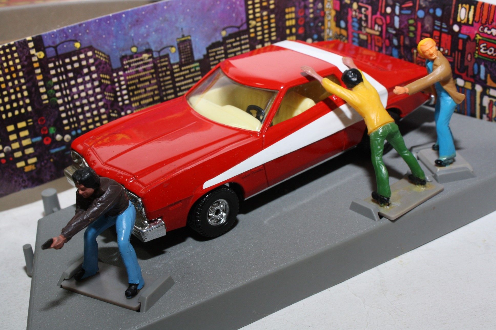 Corgi - 1:36 scale Ford Gran Torino (Starsky & Hutch figures included)