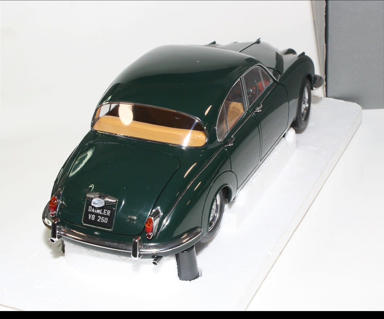 Paragon Daimler V8 250, 1:18, MIB | DB Collectables