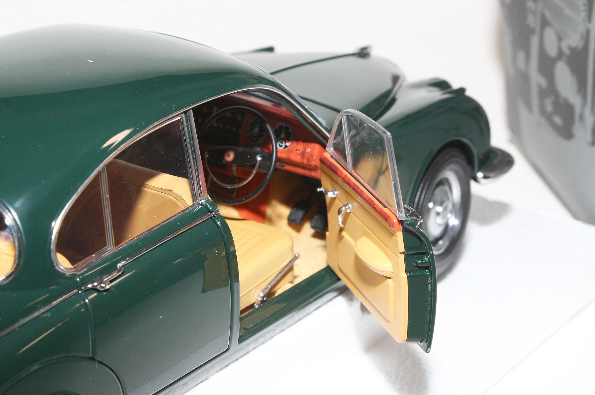 Paragon Daimler V8 250, 1:18, MIB | DB Collectables