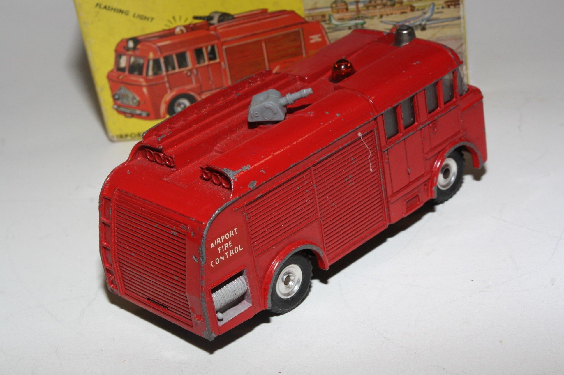 Camion jouet Dinky Toys No 276 Airport Fire Control à l'échelle 1/43 - France