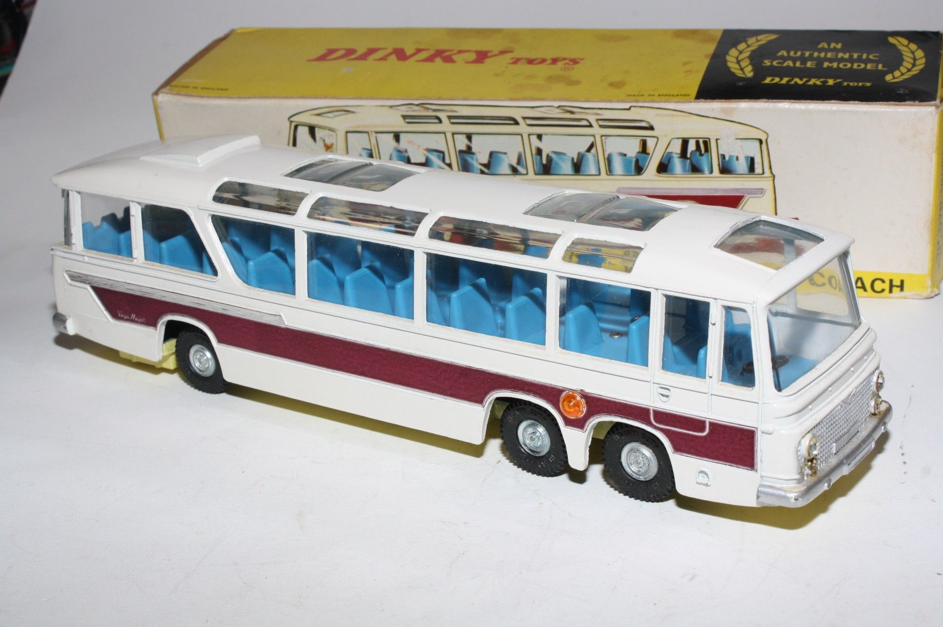 Dinky 952 Vega Major Luxury Coach, VNM in Original Box | DB Collectables