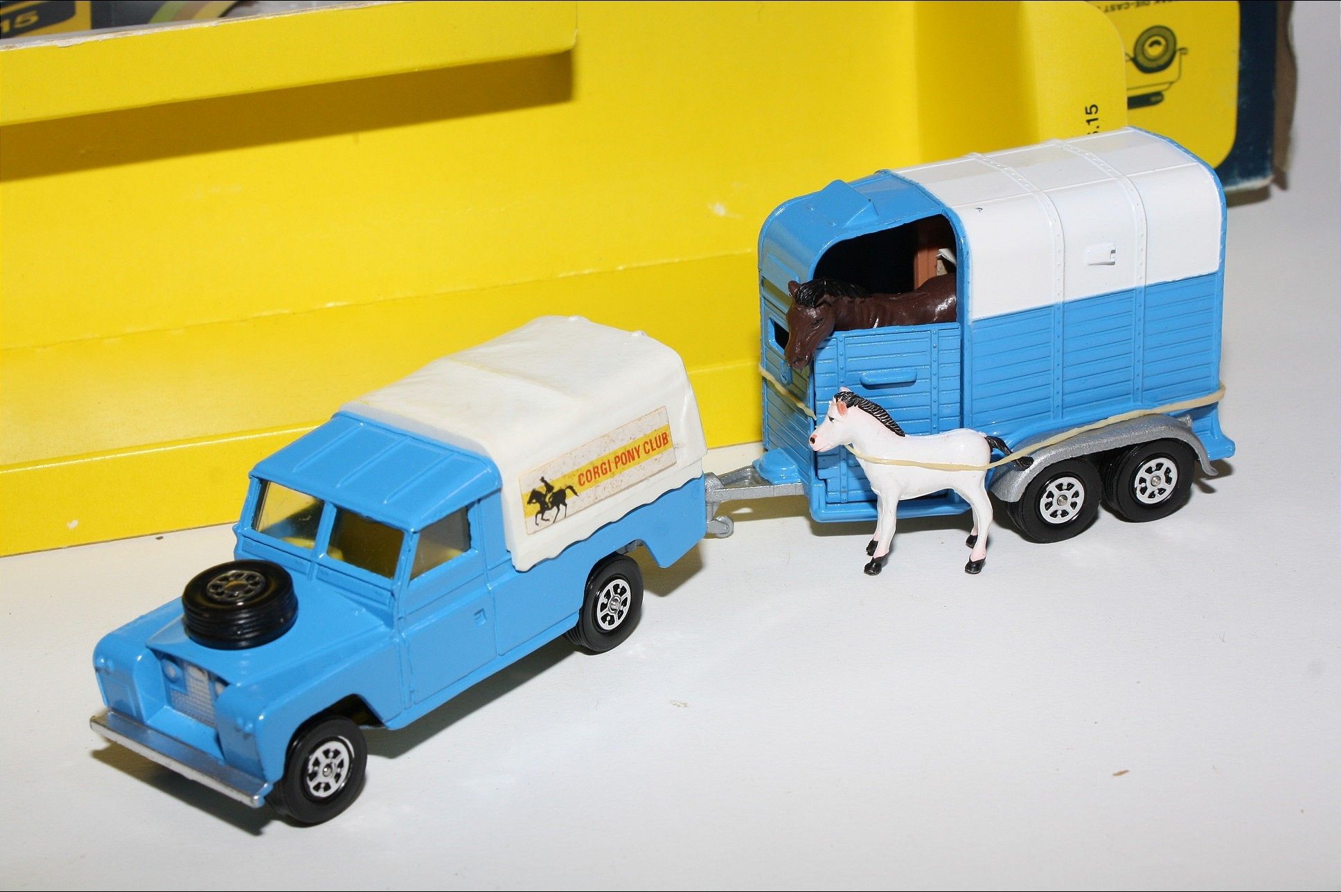 Corgi 59101; Car & Caravan Set; Range Rover Classic 68045