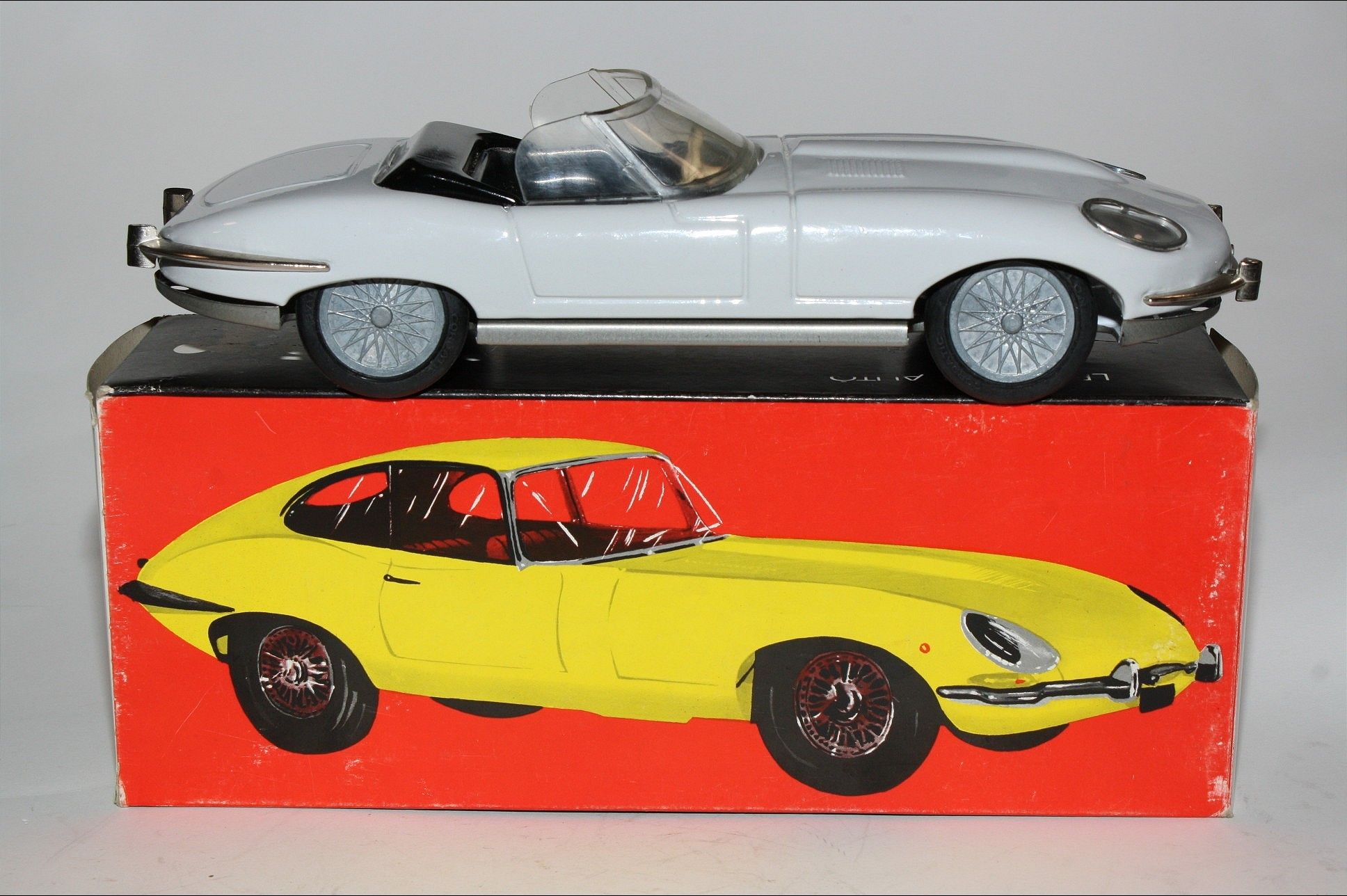 Lendulet Jaguar Type E Blanche 1/18 – Voiture Miniature En Tôle Friction, édition France