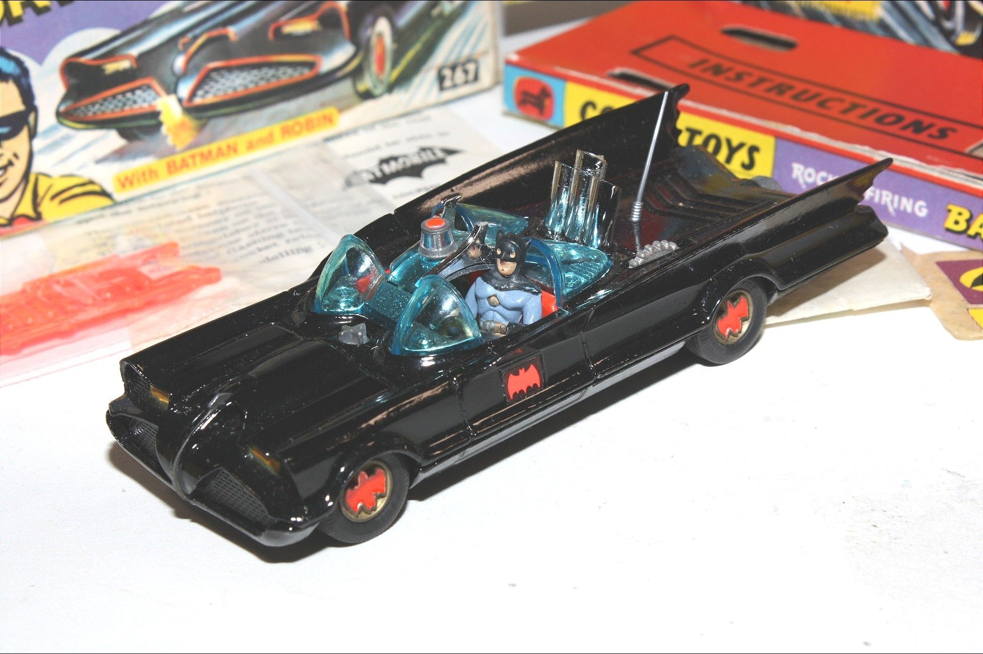 Corgi Batmobile History 1966 - 1983: All Corgi 267 Batmobile were made at  the Mettoy plant Swansea South Wales UK. (Corgi Toys): CLAUSSE, Laurent:  9798551097877: : Books