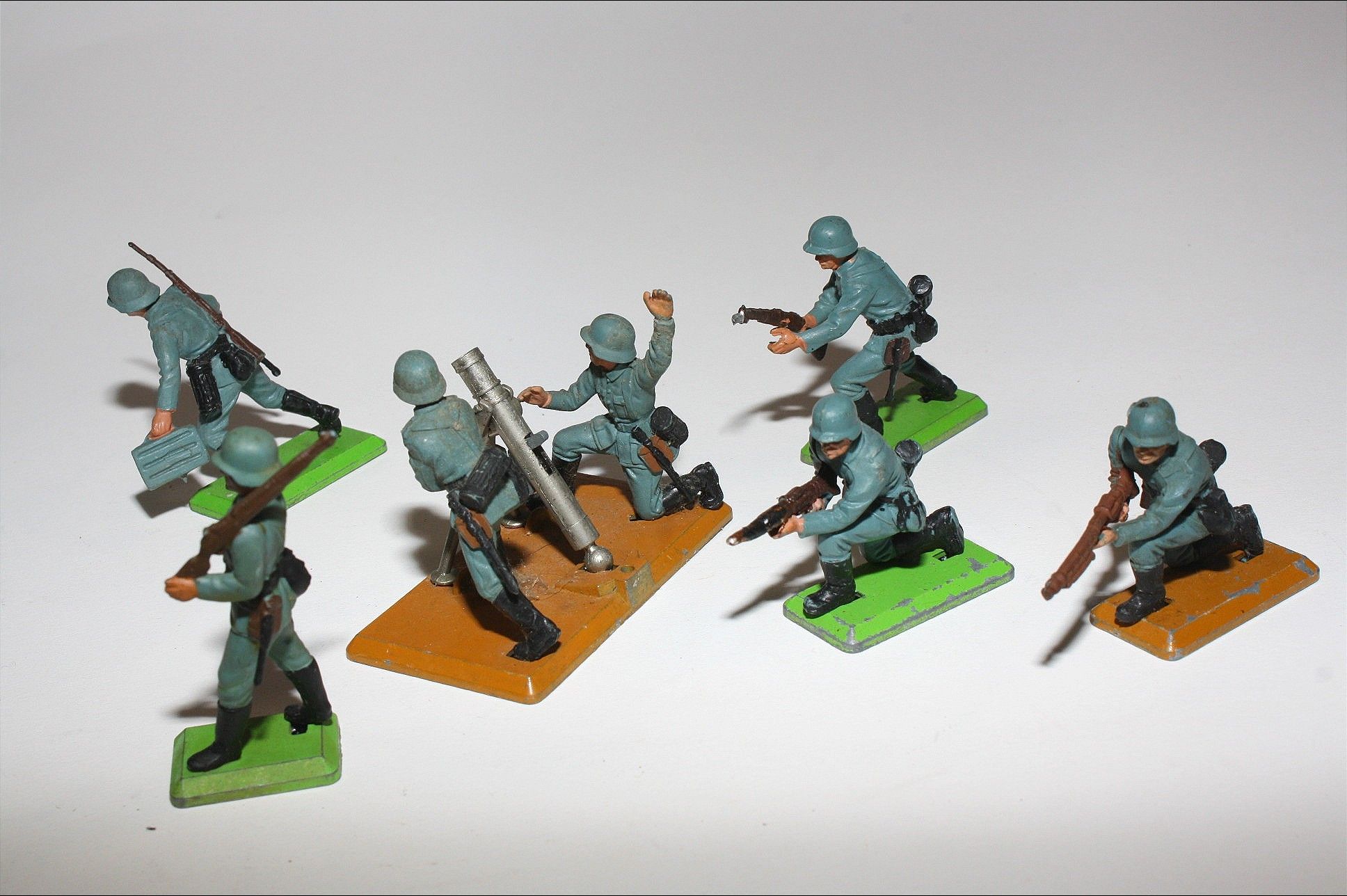 Britains Deetail German Soldiers x 5 + Mortar. VGC | DB Collectables